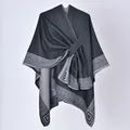 Vista dettagliata dello scialle poncho grigio da donna con greca e laccio laterale. - 130x150cm / Bordo a Greca Nero e Grigio con Cinturini