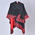 Dettaglio dello scialle poncho caldo da donna con motivo greco elegante e laccio laterale - 130x150cm / Bordo a Greca Nero e Rosso con Cinturini