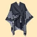 Dettaglio di uno scialle poncho caldo da donna con motivo a zigzag e chiusura laterale - 130x150cm / Motivo a Onde Nero e Grigio con Cinturini
