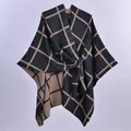 Dettaglio di un poncho scozzese da donna con elegante fiocco laterale e morbida maglia - 130x150cm / Quadri con Barre Nero e Caffè