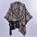 Elegante mantella poncho da donna a quadri kaki con un raffinato nodo laterale drappeggiato - 130x150cm / Quadri con Barre Cachi