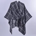 Elegante mantella poncho donna a scacchi grigi con nodo laterale per un look caldo e chic - 130x150cm / Quadri con Barre Grigio