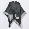 Elegante mantella poncho grigia e antracite con dettaglio laccio laterale da donna - 130x150cm / Bordo con Barre Oblique Nero e Grigio