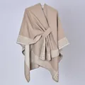 Elegante mantella beige da donna con motivo a greca e dettaglio cinturino laterale - 130x150cm / Bordo a Greca Cachi con Cinturini