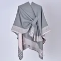 Elegante scialle poncho grigio e rosa da donna con laccio laterale e motivo a greca. - 130x150cm / Bordo a Greca Grigio e Rosa con Cinturini