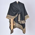 Mantella scialle da donna con laccio laterale e motivo greco in antracite e marrone - 130x150cm / Bordo a Greca Nero e Cammello con Cinturini