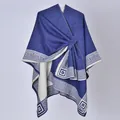 Elegante poncho blu da donna con lacci laterali e bordo con classico motivo greco - 130x150cm / Bordo a Greca Blu Marino con Cinturini