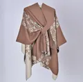 Elegante scialle poncho floreale marrone con fiocco laterale regolabile e rose ricamate - 130x150cm / Motivo a Doppia Ghirlanda Caffè con Cinturini