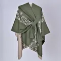 Elegante scialle mantella verde oliva e beige a motivi floreali con cintura laterale. - 130x150cm / Motivo a Doppia Ghirlanda Verde con Cinturini