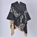 Elegante scialle mantella da donna con rose e laccio laterale in grigio e beige - 130x150cm / Motivo a Doppia Ghirlanda Nero e Cammello con Cinturini