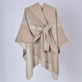 Elegante poncho beige da donna in stile francese con motivo a rose e cintura laterale - 130x150cm / Motivo a Doppia Ghirlanda Cachi con Cinturini