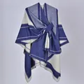 Elegante mantella a scialle spaccata blu e bianca stile francese con fiocco laterale da donna - 130x150cm / Motivo a Diamanti Blu Marino con Cinturini