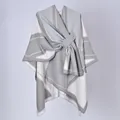 Mantella poncho da donna con motivo geometrico grigio e bianco ed elegante fiocco laterale. - 130x150cm / Motivo a Diamanti Grigio con Cinturini