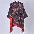 Elegante poncho a mantella con stampa a libellula e lacci laterali da donna bicolore - 130x150cm / Motivo Libellula Nero e Rosso con Cinturini