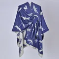 Elegante mantella reversibile blu e grigia con motivo a libellula e fiocco laterale - 130x150cm / Motivo Libellula Blu Marino con Cinturini