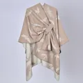 Elegante scialle beige con motivo libellula e fibbia laterale per abbigliamento invernale. - 130x150cm / Motivo Libellula Cachi con Cinturini