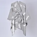 Elegante scialle poncho in maglia grigia con stampa libellula e cinturino laterale - 130x150cm / Motivo Libellula Grigio e Rosa con Cinturini