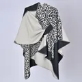 Elegante scialle poncho da donna con stampa leopardata bicolore e laccetto laterale. - 130x150cm / Stampa Leopardata Color-block Nero e Beige con Cinturini