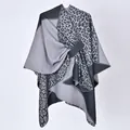 Elegante scialle in maglia leopardata grigia da donna con fibbia laterale decorativa - 130x150cm / Stampa Leopardata Color-block Nero e Grigio con Cinturini