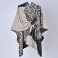 Elegante scialle poncho leopardato da donna con nodo laterale nei toni beige e nero - 130x150cm / Stampa Leopardata Color-block Nero e Cachi con Cinturini