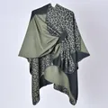 Elegante scialle poncho da donna con stampa leopardata e chiusura a fiocco laterale - 130x150cm / Stampa Leopardata Color-block Nero e Verde con Cinturini