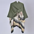 Elegante mantella a scialle verde stile francese romantico con cinturino laterale per donna - 130x150cm / Tie-dye Nero, Rosso e Verde con Cinturini