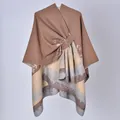Elegante poncho da donna in maglia stile francese con nodo laterale e motivi marroni. - 130x150cm / Tie-dye Caffè con Cinturini