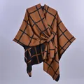 Elegante scialle poncho da donna a quadri marrone e nero con lacci laterali e design spaccato - 130x150cm / Quadri con Barre Giallo e Nero