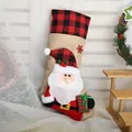 Decoratieve kerstsok van jute met Kerstman en rood-zwart ruitpatroon aan bovenzijde - Kerstman Jute Sok