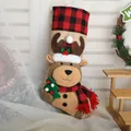 Jute kerstkous met een 3D-rendierontwerp en rood-zwarte ruitpatroon versiering. - Rendier Jute Sok