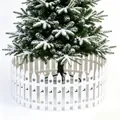 Dekorativer weißer Kunststoff-Weihnachtsbaumzaun mit festlichen Rentier- und Schneeflocken - 10x30cm / Weiß
