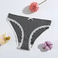 Elegante graue Damen-Baumwollslips mit Rippenmuster, weißer Spitze und kleiner Schleife - Dunkelgrau