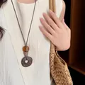 Lunga collana in stile cinese moderno con ciondolo circolare marrone e perla d'ambra - Collana ad anello tondo con effetto sfumato caffè
