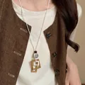 Elegante collana lunga minimalista con pendenti quadrati geometrici per un look chic - Collana geometrica sovrapposta color legno originale
