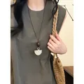 Collana lunga minimalista con perla marrone e ciondolo intrecciato su modella. - Collana con ciondolo a ventaglio beige - circonferenza circa 90 cm