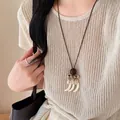 Collana lunga in stile cinese con pendenti a forma di artiglio su top a rete - Collana a tre mezze lune beige - circonferenza circa 84 cm