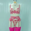 Vue détaillée d'un ensemble de lingerie rose brodé de fleurs avec porte-jarretelles. - S / Rouge Rose