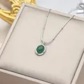 Primo piano dettagliato di un elegante ciondolo ovale in pietra occhio di gatto verde - Verde Smeraldo (Argento)