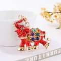 Detailaufnahme eines roten Emaille-Elefanten-Schlüsselanhängers mit bunten Strasssteinen - Rot