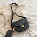 Classica borsa a sella vintage in pelle nera con chiusura in metallo dorato donna - Nero
