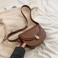 Borsa a tracolla a sella marrone vintage con fibbia dorata minimalista per donne chic - Caramello