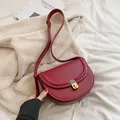 Elegante borsa a sella vintage rosso vino con dettaglio chiusura a scatto dorata - Borgogna