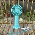 Tragbarer türkisfarbener USB-Mini-Ventilator mit Standfuß und weißem Ladekabel - USB-Lademodell (Mit Basis/Ohne Ohren) / 15*7.5*4.3cm / Blau
