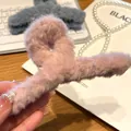 Elegant plush faux fur hair claw clip in soft pink color for winter accessories - 13cm Furry Ribbon Style / Pink