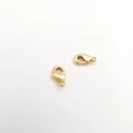Primer plano de dos cierres de langosta bañados en oro de 18 quilates para joyas. - 6*10mm / Oro de 18K
