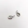 Primer plano detallado de dos cierres de langosta plateados para bisutería profesional DIY - 6*10mm / Oro Blanco