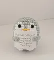 Pinguino fatto a mano all'uncinetto con un biglietto con citazione motivazionale - Pinguino / Grigio
