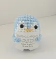 Vista dettagliata di un pinguino fatto a mano all'uncinetto con messaggio positivo - Pinguino / Blu