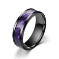 Primo piano dell'anello in acciaio nero da 8 mm con intarsio di galassia viola. - US 6 / Nero