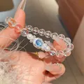 Primer plano de una elegante pulsera de cuentas transparentes con gema azul y perlas - Pulsera 4# (Piedra Principal Azul y Con Caja de Regalo) / Cristal de roca